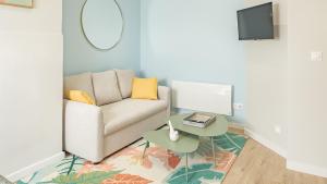 ein Wohnzimmer mit Sofa und Tisch in der Unterkunft Le Say Yes in Troyes