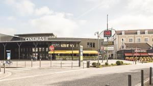 eine leere Straße vor einem Gebäude in der Unterkunft Le Say Yes in Troyes