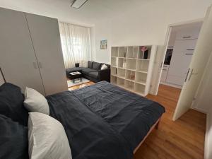 una camera con letto e un soggiorno di Apartment Bambi a Mautern an der Donau