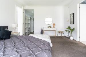 Un dormitorio con una cama grande y un escritorio. en Neat 4 Bedroom in Catherine Fields, en Narellan