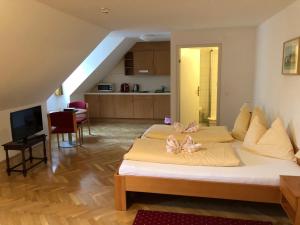 1 dormitorio con 1 cama y sala de estar en Gästehaus im Priesterseminar Salzburg en Salzburgo