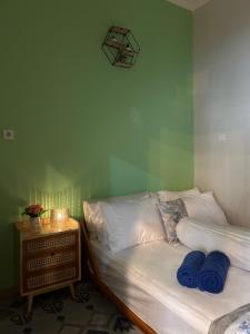 Padalarang的住宿－Clamitan House，一间卧室配有一张带两个蓝色枕头的床