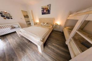 1 Schlafzimmer mit 2 Etagenbetten in einem Zimmer in der Unterkunft Villa Bubinka in Bihać