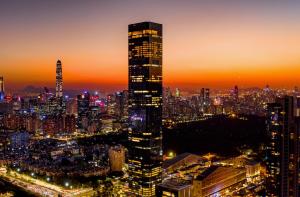 Mandarin Oriental, Shenzhen في شنجن: أفق المدينة في الليل مع ناطحة سحاب طويلة