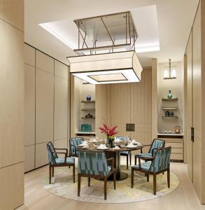 eine Küche und ein Esszimmer mit einem Tisch und Stühlen in der Unterkunft Mandarin Oriental, Shenzhen in Shenzhen