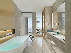 深圳Mandarin Oriental, Shenzhen的带两个水槽和一个浴缸的浴室