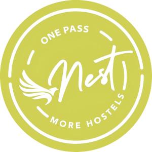 Una moneda más para el hospital con un logotipo más para el hospital en Medano Nest Hostel en El Médano