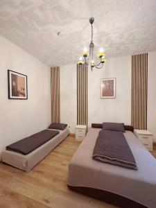 1 dormitorio con 2 camas y lámpara de araña en 2 Schlafenzimmer 5 Betten, en Duisburg