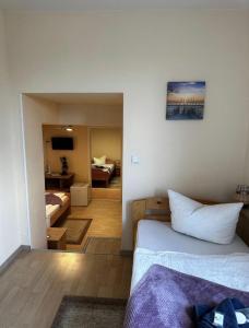 una camera d'albergo con due letti e un soggiorno di Pension Lavendel a Harztor