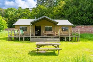 ein Zelt mit einem Picknicktisch davor in der Unterkunft Cygnet - Exton Park in Exton