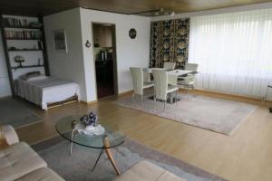 ein Wohnzimmer mit einem Tisch und einem Sofa in der Unterkunft Appartement Alpenblick A1 in Weggis