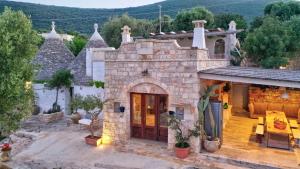 ein großes Steinhaus mit einer Veranda und einer Terrasse in der Unterkunft APOLLO House of Puglia in Monopoli