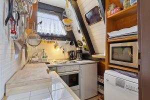 een kleine keuken met een aanrecht en een wastafel bij Ferienhaus in Lichtenberg mit Garten, Terrasse und Grill - b48741 in Lichtenberg