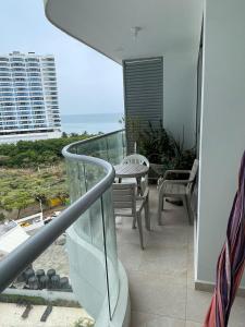 balkon z widokiem na ocean w obiekcie Playa Salguero Condominio Aragoa w mieście Puerto de Gaira