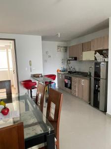 kuchnia ze stołem i krzesłami w pokoju w obiekcie Playa Salguero Condominio Aragoa w mieście Puerto de Gaira