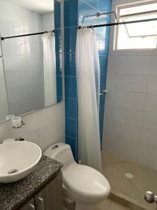 łazienka z toaletą, umywalką i prysznicem w obiekcie Playa Salguero Condominio Aragoa w mieście Puerto de Gaira +8 zdjęć