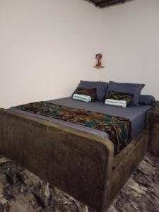 Una cama con dos almohadas encima. en Rumah Nalu surf camp, en Krui