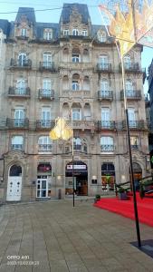 a large building with a red carpet in front of it at Apartamento centrico Luada in Vigo