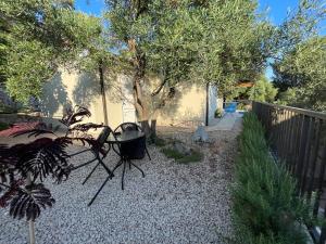 a garden with a fence and a tree at STARA GAVZA - bungalows , apartments in Cres