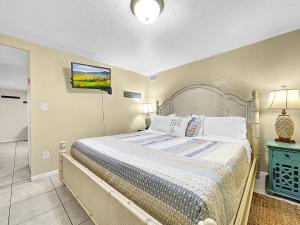 1 dormitorio con 1 cama grande y mesa azul en Family Tides Steps to beach and bay, en Bradenton Beach