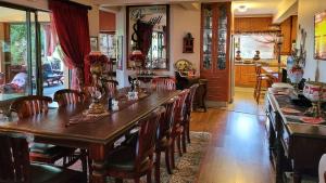 uma sala de jantar com uma mesa longa e cadeiras em Casa Alegre Guesthouse em Southbroom