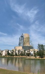 アルルにあるL'ARLAPPART Centre-ville Arlesの水域の隣に建つ建物