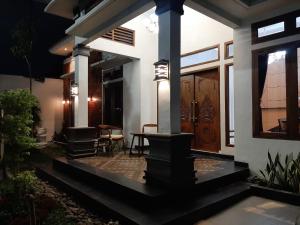 um alpendre frontal de uma casa à noite em Griya Endika Syariah em Yogyakarta