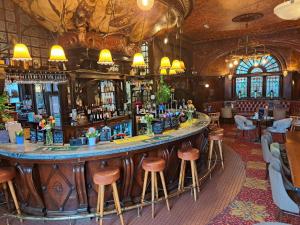 un bar en un pub con taburetes en The Warrington en Londres