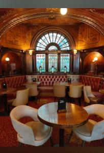 倫敦的住宿－The Warrington，餐厅设有桌椅和窗户。