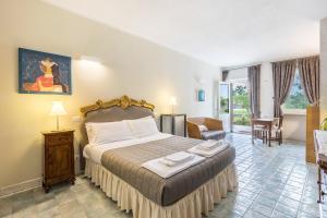 ein Schlafzimmer mit einem Kingsize-Bett und ein Wohnzimmer in der Unterkunft Country Agritur Tenuta Corte Tese 2 in Sona