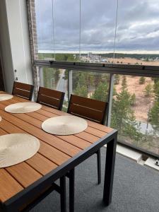 una sala de conferencias con una mesa con sillas y una gran ventana en Jäkälänhovin Huippu, en Kalajoki 4 fotos más