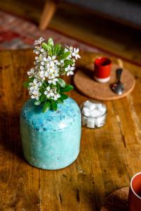 Un jarrón azul con flores en una mesa en Villa Durant, en Saint-Malo