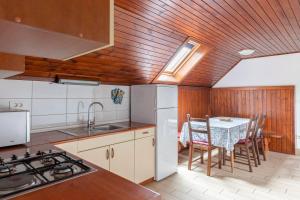 Η κουζίνα ή μικρή κουζίνα στο Apartments Bor +29 φωτογραφίες