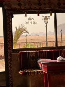 - une vue sur le désert depuis la fenêtre du bus dans l'établissement Shakria Bedouin Life Camp, à Wadi Rum