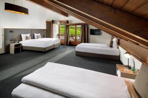 Cette chambre dispose de deux lits et d'un balcon. dans l'établissement Hotel und Naturhaus Bellevue, à Seelisberg
