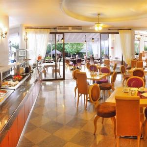 un restaurante con mesas y sillas y un buffet en Antigoni Hotel, en Protaras