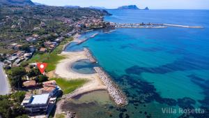 una vista aerea su una spiaggia e sull'oceano di VILLA ROSETTA ampi spazi esterni WIFI FREE a Trabia