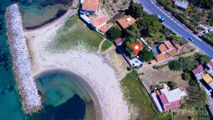 una vista aerea di una casa sulla spiaggia di VILLA ROSETTA ampi spazi esterni WIFI FREE a Trabia
