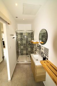 een badkamer met een douche en een wastafel bij Côté Verdon in Quinson