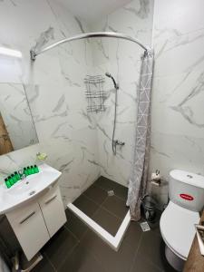 Ένα μπάνιο στο Rent Apartment 34