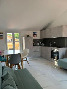 Η κουζίνα ή μικρή κουζίνα στο Casa Marco Aurelio al Mare