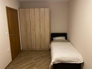 Rúm í herbergi á Apartman Pineta