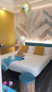 una camera da letto con un grande letto con due sgabelli blu di Design Hotel Astra B&B a Misano Adriatico