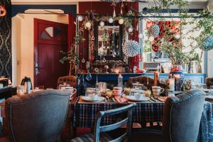 a dining room with a table and chairs at Au2 Maison d'Hôtes - Guest House Au2 in Muidorge