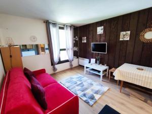 Televízia a/alebo spoločenská miestnosť v ubytovaní Charmant Studio Lumineux au Hameau, à 150m des Pistes, WiFi Inclus - FR-1-292-181