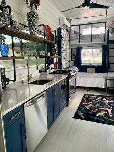 Lively Pet-Welcoming Tiny Haven in Bustling Clermont!的厨房或小厨房