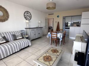 Kuchyň nebo kuchyňský kout v ubytování Appartement T2 avec Jardin Privatif et Piscine, à 130m de la Plage - Les Issambres - FR-1-768-41 + 2 fotografie