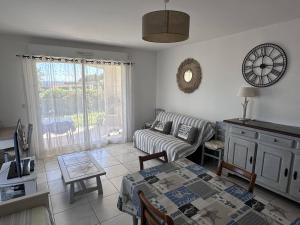 Posezení v ubytování Appartement T2 avec Jardin Privatif et Piscine, à 130m de la Plage - Les Issambres - FR-1-768-41