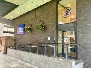 a fast food restaurant with flowers on a brick wall at Britannia Inn Glasgow in Glasgow