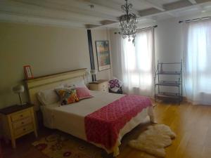 Ένα ή περισσότερα κρεβάτια σε δωμάτιο στο Casa Maitri- con piraguas junto a la ría